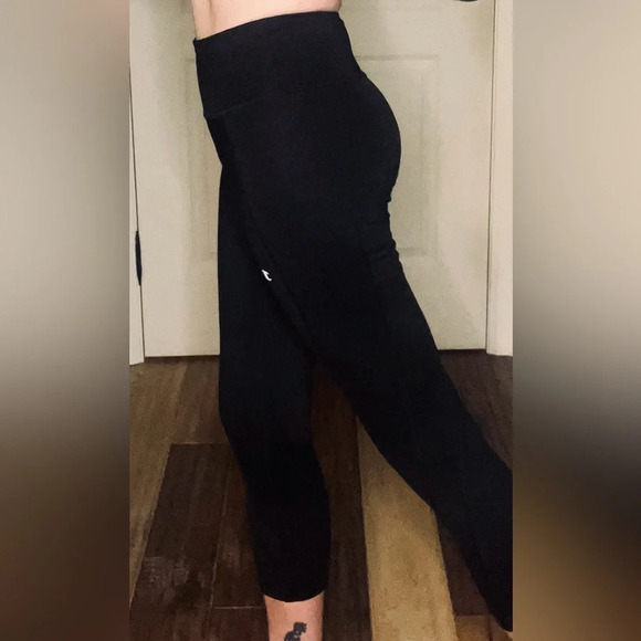 Champion Black Leggings Women
Size XS  White C Logo
Stretch High Rise Crop - Picture 1 of 5